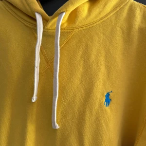 Ralph Lauren Hoodie  - Sparsamt använd Ralph Lauren hoodie som jag nu säljer pga ingen användning av!  Storlek L. Inga defekter. Hör gärna av er kring funderingar 