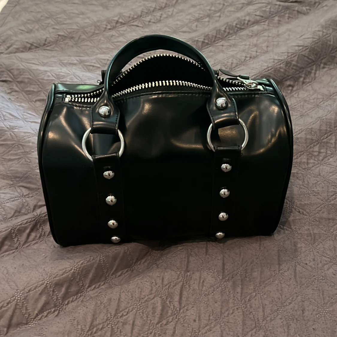 Svart väska med silverdetaljer 