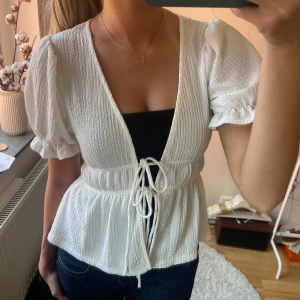 Topp med puffärm - Jättesöt topp/kofta med puffärm! Använd max 3 gånger och så gott som ny!🥰