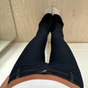 Lågmidjade bootcut jeans  - Helt stört snygga lågmidjade bootcut jeans utan bakfickor😍 jag är 175