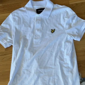 Lyle & Scott piké  - Aldrig använd.  Kostar 749;- i butik