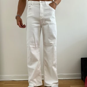 Nya vita jeans - H&m, ganska flared, lite smalare upptill. Sitter riktigt snyggt men för tight upptill på mig