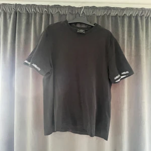 Axel arigato t shirt - Köpt på Joel i borås för 1100kr. Använd 3-4 gånger. 9/10 skick