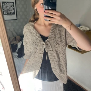 Trekvarts kofta - Säljer denna superfina stickade kofta som är trevkartsärmad och så fin! 🥰💞😇 