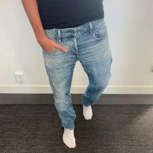 Gstar Ripped Jeans  - Hej! Säljer nu mina as snygga Gstar slim fit jeans i storlek 30/32. De är väldigt eftertraktade, och har slitningar som en del av designen vilket är populärt just nu. Nypris - 1499kr, för fler frågor eller funderingar så är de bara o höra av sig! 