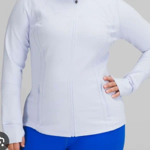 Lululemon defin jacket - Säljer min Lululemon defin jacket i färgen pastel blue, men tycker själv den kan se lite lila ut. Säljer för den inte kommer till användning. 