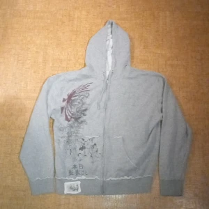 Grå hoodie med fin design - Väl använd, lite sliten