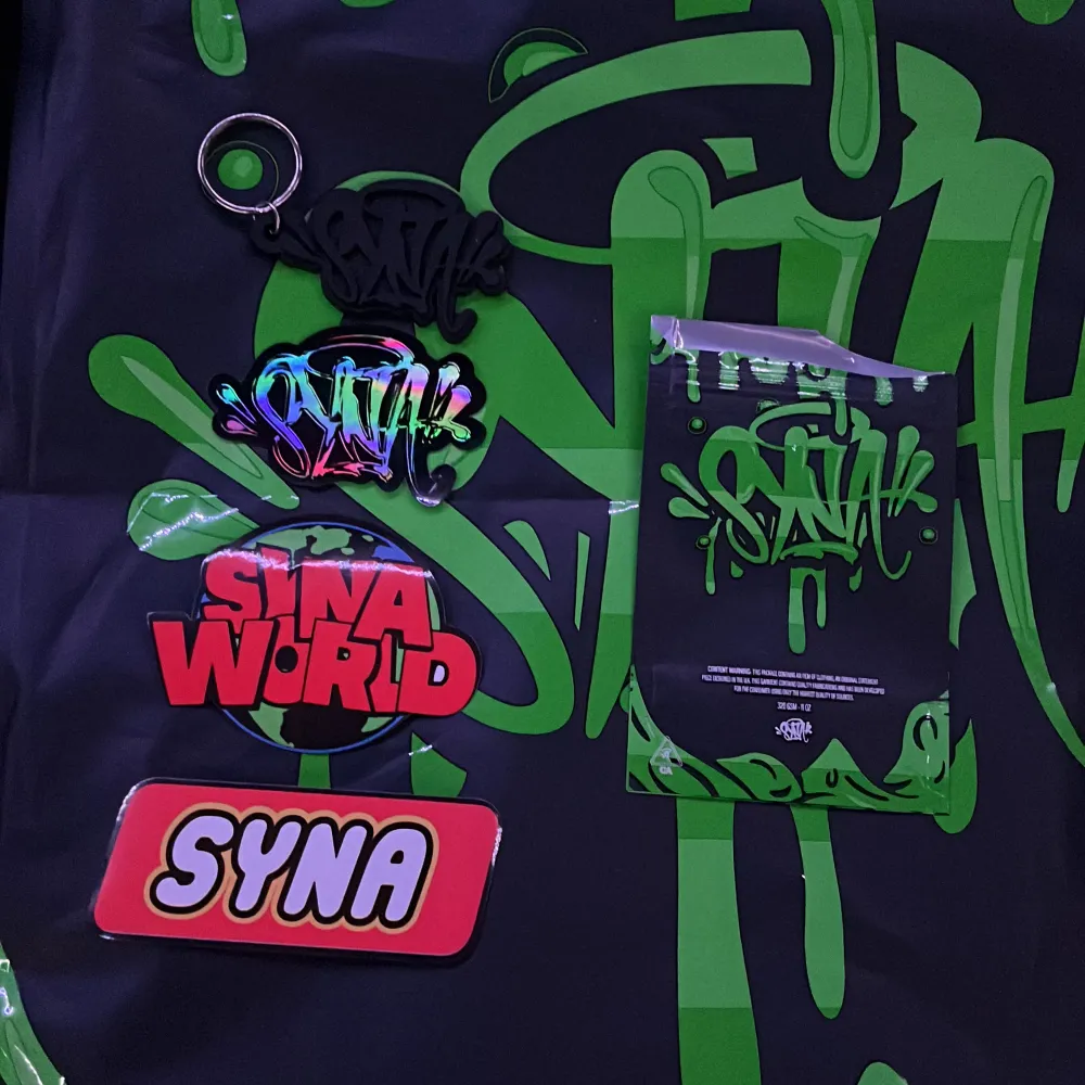 Syna world tracksuit all förpakning och stickers till tracksuiten finns med . Övrigt.