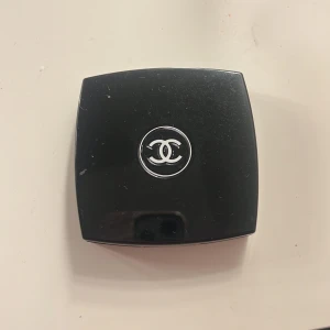 Chanel ögonskugga ❣️ - Detta är en väldigt fin ögonskuggspallet som inte kommit till användning alls mycket❣️den är i bra skick, borsten till ögonskuggan är borta men man kan få med en annan (se sissta bilden ) 💘vid högt tryck budgivningen ❣️