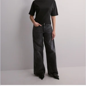 Nelly topp - Superfin Nelly topp som är öppen i ryggen, använd 1 gång så nyskick. Kände mig inte så bekväm i passformen så därför jag säljer🫶🏼