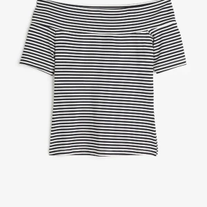 H&M off shoulder top  - H&M off shoulder top i storlek L , använt det sällan och det är stor på mig. Pris kan diskuteras 
