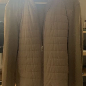 Beige Cardigan - Beige Cardigan knapp använd alls 