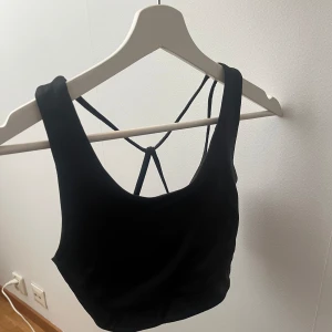 Sport-bh  - Sport-bh ifrån märket ”soc”, lite svår att fota men den är korsad i ryggen! Fint skick🥰