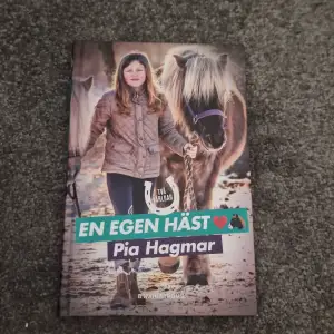 Säljer boken en egen häst av Pia hagmar för 40kr. Den är i väldigt bra skick, inga skador som syns alls🩷