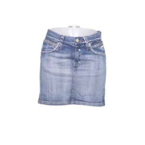 JEANS KJOL - Super söt jeans kjol som tyvärr inte kommer till användning. Säljer pågrund av att jag inte har plats för den längre🫶🏼☺️