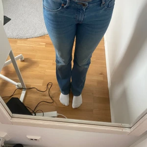 Low waist bootcut jeans - Jeansen är i bra skick förutom slitaget mellan benen. De inringat i rött går ej att se igenom, de inringat i svart går att se igenom men syns inte när man sitter vanligt eller står/går. Byxornas mått-innerbensläng:80cm Midjemått:34cm Skriv vid frågor
