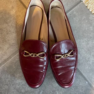 Loafers  - Super söta loafers från zara i snyggaste vinröd färg!!❤️🍓