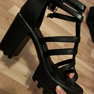 Platåskor (sandal-stil) - ♡ endast använt vid 3 tillfällen ♡ storlek 37