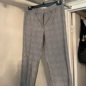 Kostymbyxor  - Gråa rutiga kostymbyxor från bondelid 