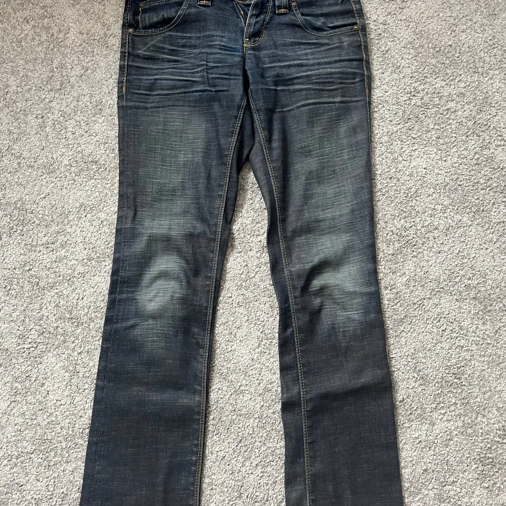 Utsvängda jeans som inte kommer till användning då de blivit försmå. Sitter jättefint på och är i bra skick. Köpta second hand.. Farkut & Housut.