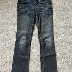 Mörkblå flare jeans - Utsvängda jeans som inte kommer till användning då de blivit försmå. Sitter jättefint på och är i bra skick. Köpta second hand.