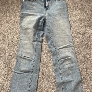 Ljusblå raka jeans med slitningar - Raka jeans med slitningar nedtill. Original 1199kr. Använda ett fåtal gånger så de är i bra skick.