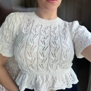 Virkad topp - Virkad sommartopp i en krämvit färg. Väldigt bra skick✨