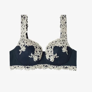 Intimissi bh - Intimissi bh köpt för 500kr, säljer eftersom den är fel storlek har endast provat! Jätte fin och gullig bh passar med allt och gör verkligen outfits bättre.❤️