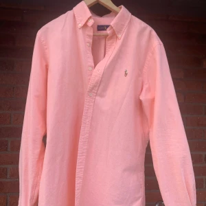 Ralphlauren skjorta skjorta strlk M - stilren skjorta som är perfekt till sommaren (nyskick). Skjortan är storlek M och jag säljer därför den är lite för stor för mig. Nypris på denna skjorta är runt 1300 kr men mitt pris är endast 439 kr😇 Hör av er för fler bilder eller frågor!🤩🌟