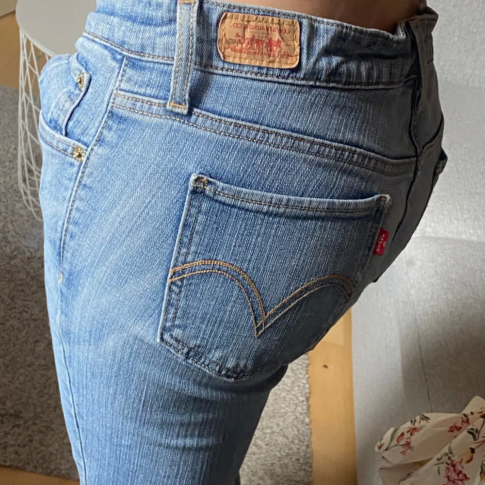 Intresse koll på dessa low waist Boot cut jeans ifrån Levis! Ett litet hål längst ned vid benet men annars i super bra skick, säljer pga de blivit för stora🩷🩷Jag är ca 170cm för referens!!. Jeans & Byxor.