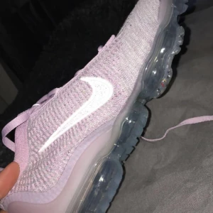 Nike Air Vapormax 2021 Flyknit - Nypris: 2150 Skorna är svåra att få tag i och särskilt för ett billigare pris, skorna köptes för ca 3 år sedan på zalando och är knappt använda. Säljes då de inte kommer till användning och inte längre är min stil. Pris kan diskuteras 