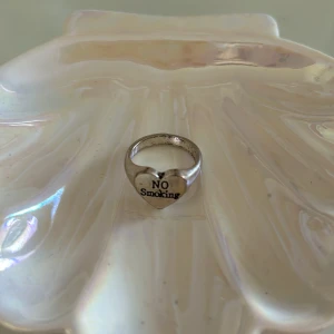 ”No smoking” ring - Jättesnygg ring där det står ”no smoking”💕