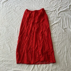 Vintage långkjol - Bra skick! Storlek står ej, passar nog både s och m då den är väldigt stretchig💗 midjemått rakt över: ca 33-48cm längd 84,5cm, har inga andra bilder!