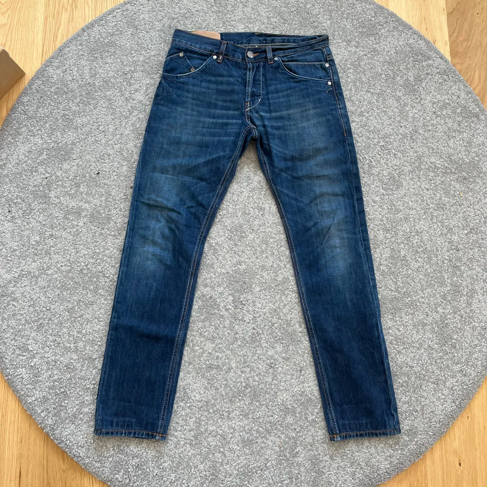 Dondup jeans i modellen Sammy, dvs slim/straight fit, cond 9/10. Jeans & Byxor.
