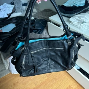 Vintage väska - Vintage väska i skinn med blått innertyg och silvriga detaljer