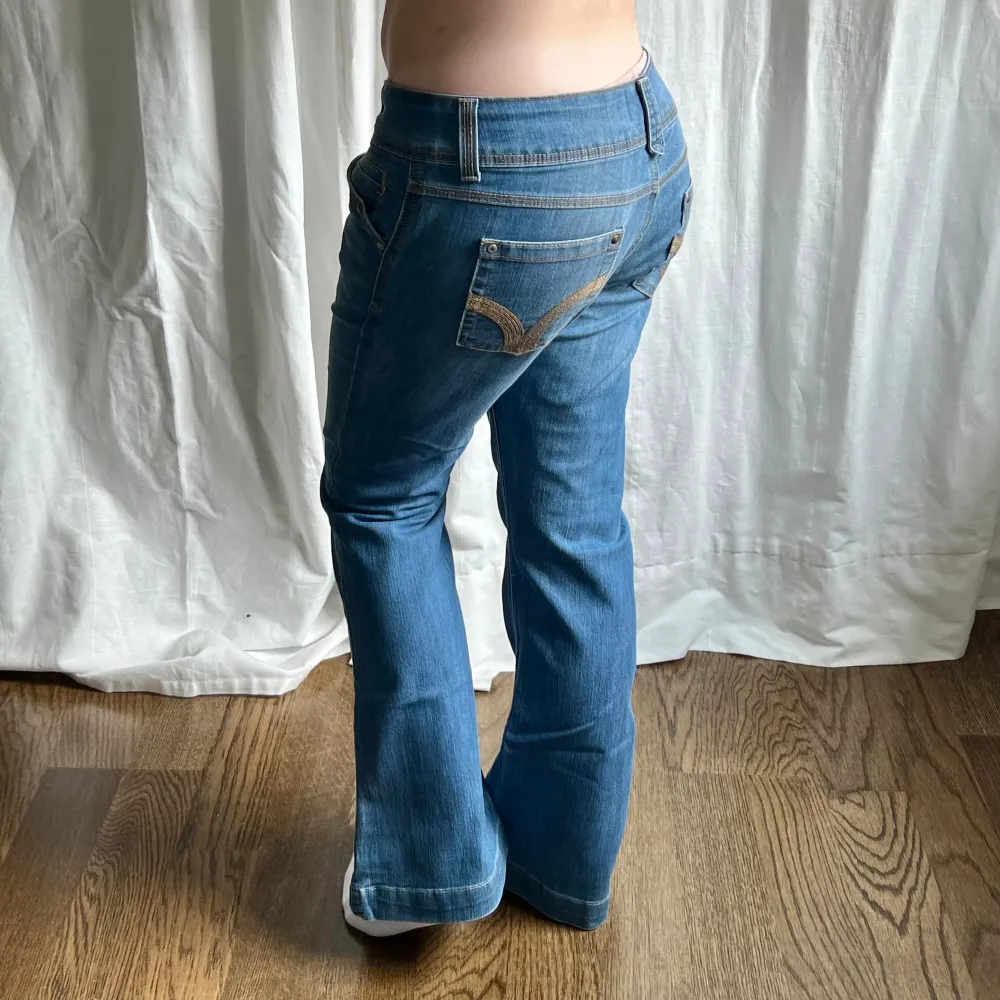 Vintage lågmidjade bootcut jeans från George. Midjemått: 84 cm, 42 cm rakt över. Innerbenslängd: 75 cm. Min vän på bilderna är 167 cm 💓. Jeans & Byxor.