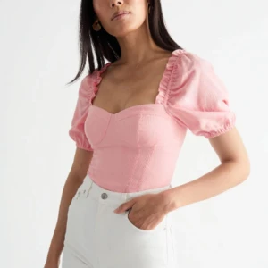 Topp - Säljer en favorittopp från & Other Stories som tyvärr inte passar mig längre. Har fått så mycket komplimanger i den här toppen :)) Välanvänd men i fint skick, superbra kvalitet! Nypris 490kr.