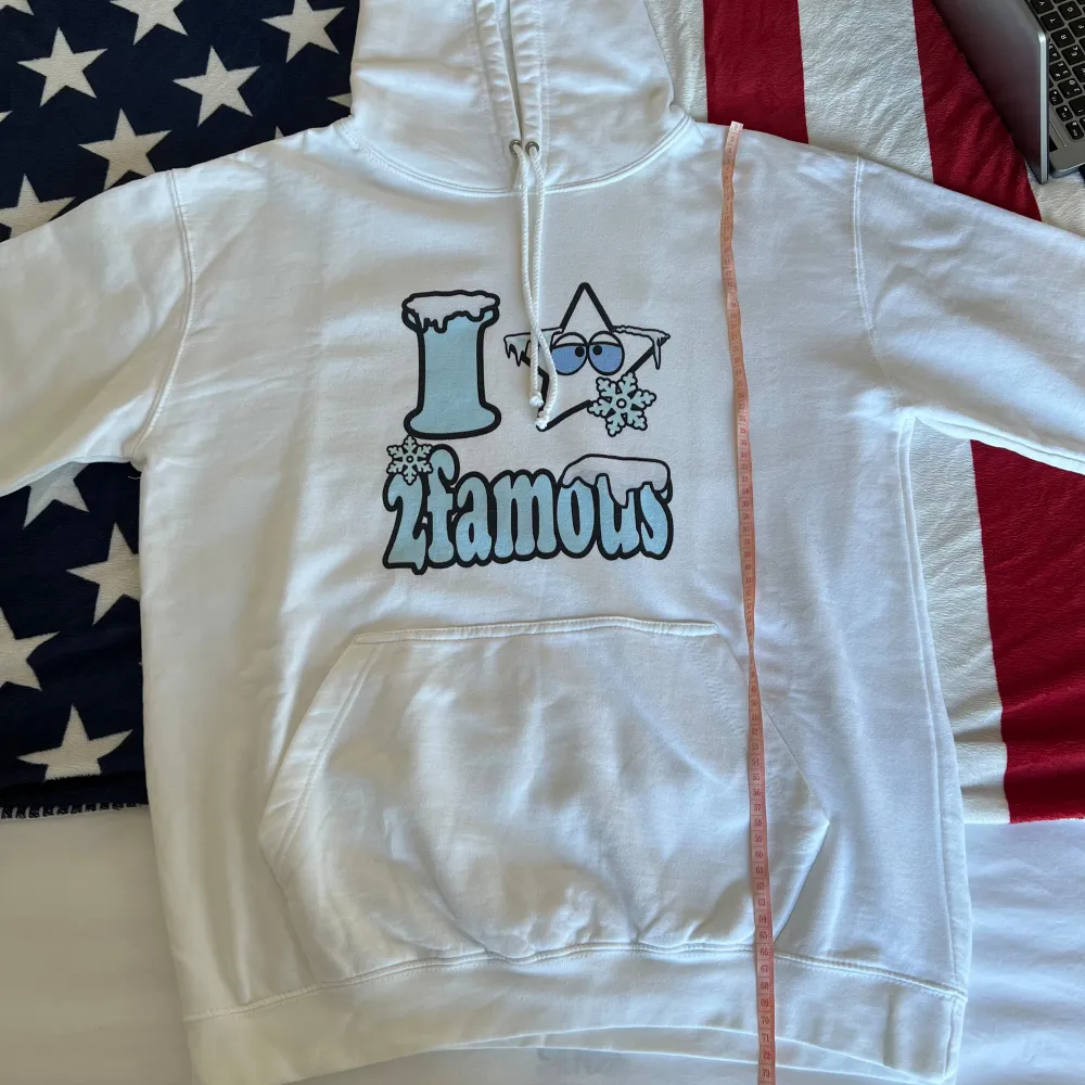 Autentiskt köpt på (www.)2famous.live för €41.75 (550kr inkl. tullavgift), 3 Sep. 2022. Tillhandahållits, distribuerats och levererats av (Tee)Spring (https://teespring.com). Fläck befann sig desvärre vid öppning. Aldrig använd. OG Design.. Hoodies.