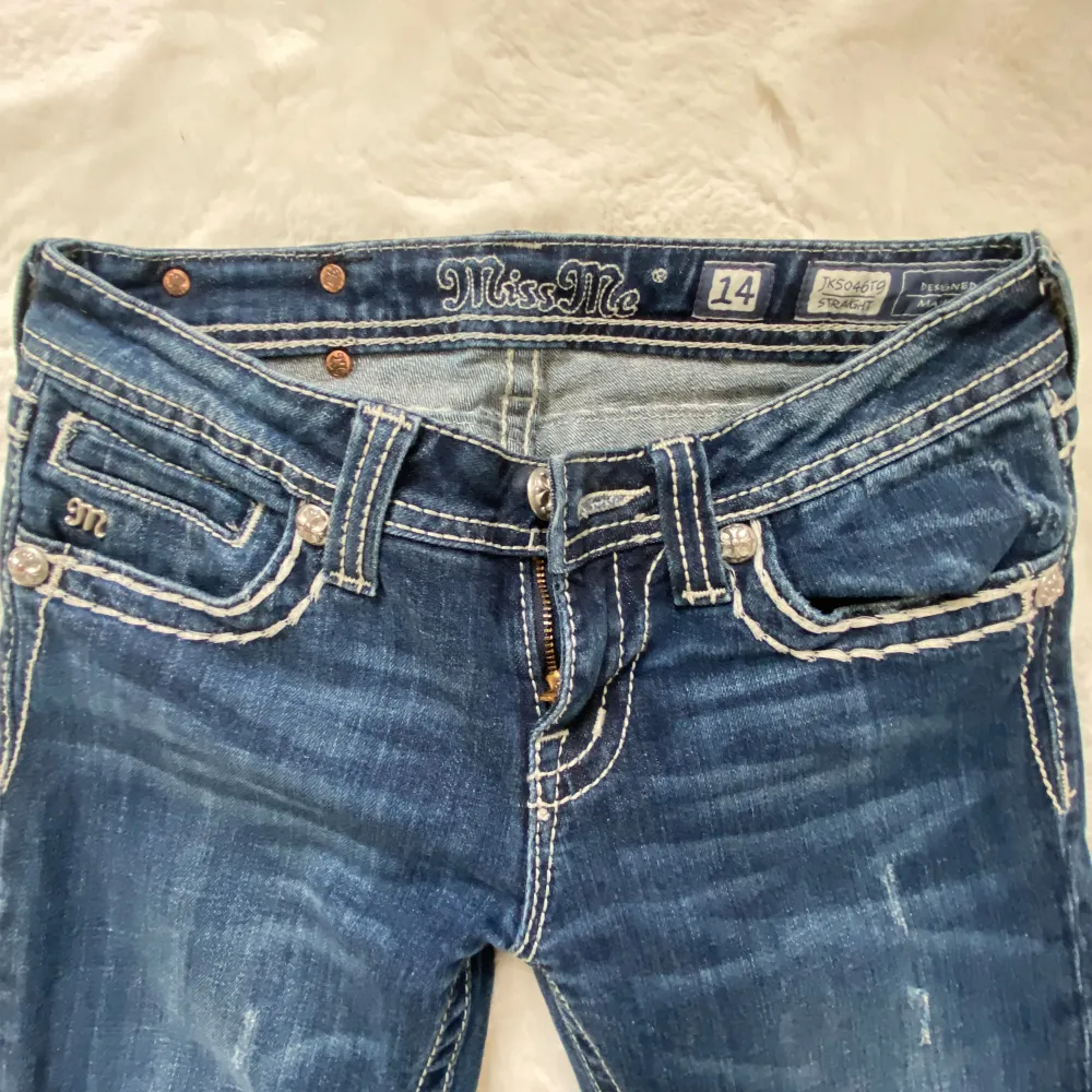 Super snygga low straight/bootcut jeans från miss me, super snygga kors på fickorna 💕. Jeans & Byxor.