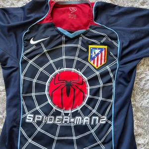 Atletico Madrid tröja  - Säljer en retro Atletico Madrid tröja från säsongen 04/05. Säljer för 350 och det är i storlek S.