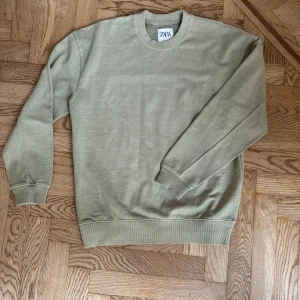 Zara tjocktröja - Tjena! Säljer denna Zara tröja i storlek L. Plagget är knappt använd och tvättad en gång. Vid minsta lilla fundering eller behov av fler bilder så är det bara att höra av sig!