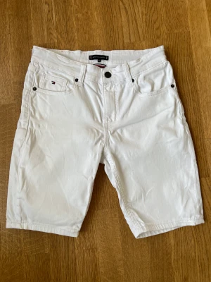 Tommy shorts - Säljer ett par jeansshorts i storlek 164. De är i mycket bra skick och passar perfekt nu till sommaren. Hör av er vid frågor eller funderingar