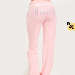 Rosa Juicy couture byxor med text - Inte användt på jättelänge och är dessutom för stora för mig. Byxorna är i väldigt bra kondition. Min kamera är inte så bra men byxorna är mer rosa i verklighet än på bild🥰