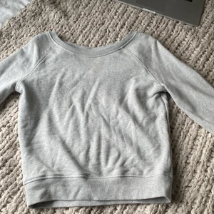 Hunkydory tröja🩶 - Säljer denna tröja eftersom att den inte passar mig längre. Den har en bred ringning och är så himla skön!! Storlek står ej men skulle chansa på att det är S. Den har en liten fläck som knappt syns (se bild 3). Priset går att diskuteras!!!🩶