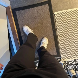 Dickies svarta chinos / kostymbyxor - Klassiska byxor från Dickies med slim straight-modell.  Storlek: 34/32 Väl omhändertagna.