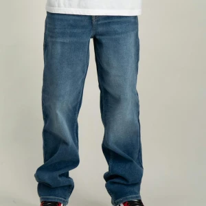 Levis loose taper - Ett par sköna levis jeans i 8/10 skick, inga hål nånstans bara små slitningar men inget man ser, dom ser nya ut. Nypris 750kr mitt pris 200kr!!! Skriv om det undras något😁