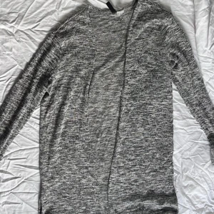 Grå kofta - Medellång kofta med grå/svart färgning, oanvänd från H&M.
