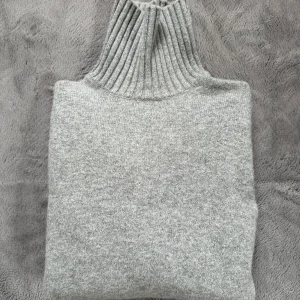 Grå polo - Grå polotröja från märket Bläck. Den är endast använd en gång och är ursprungligen i storlek M men var liten i storleken och har krympt en aning. Mått 40cm över axlar, längd 60cm. Skulle gissa att den är en S eller något mindre nu. Inköpspris 909kr