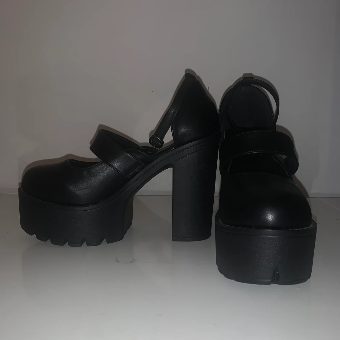 svarta klackskor 😻 - 91