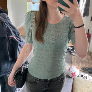 Super snygg mint grön tröja från Vila! - Jätte snygg mint grön tröja med puff ärmar ifrån Vila i storlek XS!☺️
